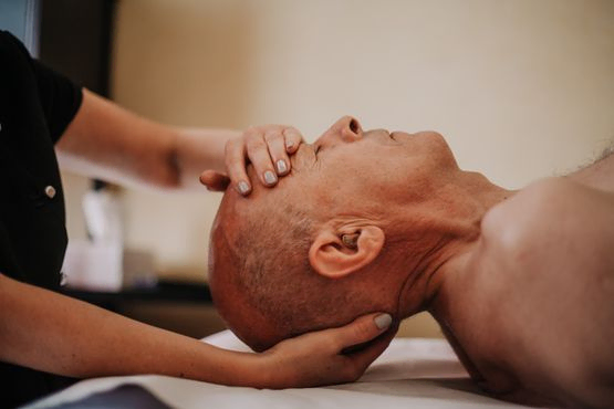 El masaje sacrocraneal es una disciplina que se enfoca en la manipulación suave del cráneo